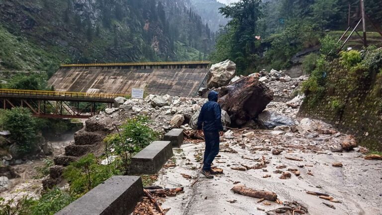 Himachal Pradesh Weather: हिमाचल प्रदेश में 300 से ज्यादा सड़कें ठप, सैंज घाटी में लैंडस्लाइड से मचा हड़कंप
