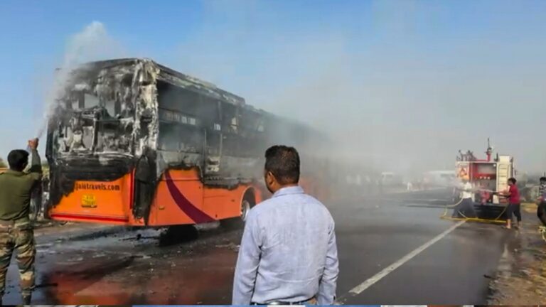 Jaisalmer Bus Tragedy: जलते ताबूत में कैद जिंदगी! गेट लॉक, बस से कूदकर भागे लोग, जैसलमेर हादसे का खौफनाक मंजर