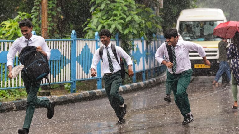 School Holiday: दिल्ली-एनसीआर में बारिश का दौर जारी, ऑरेंज अलर्ट के कारण क्या बंद रहेंगे स्कूल?
