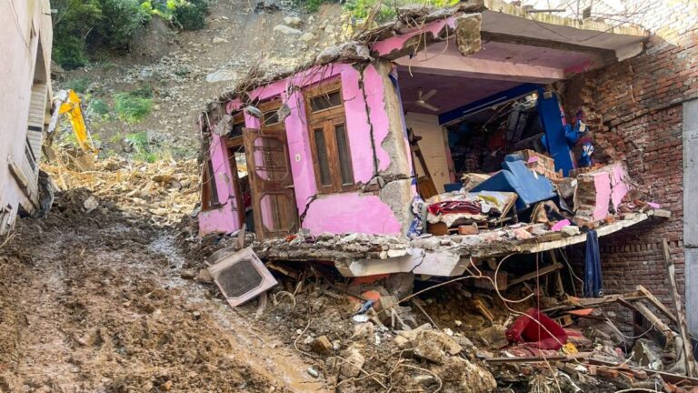 मंडी के धरमपुर में बादल फटने से तबाही, झील में बदला बस स्टैंड, कंगना रनौत को लेकर क्यों उठ रहे सवाल?