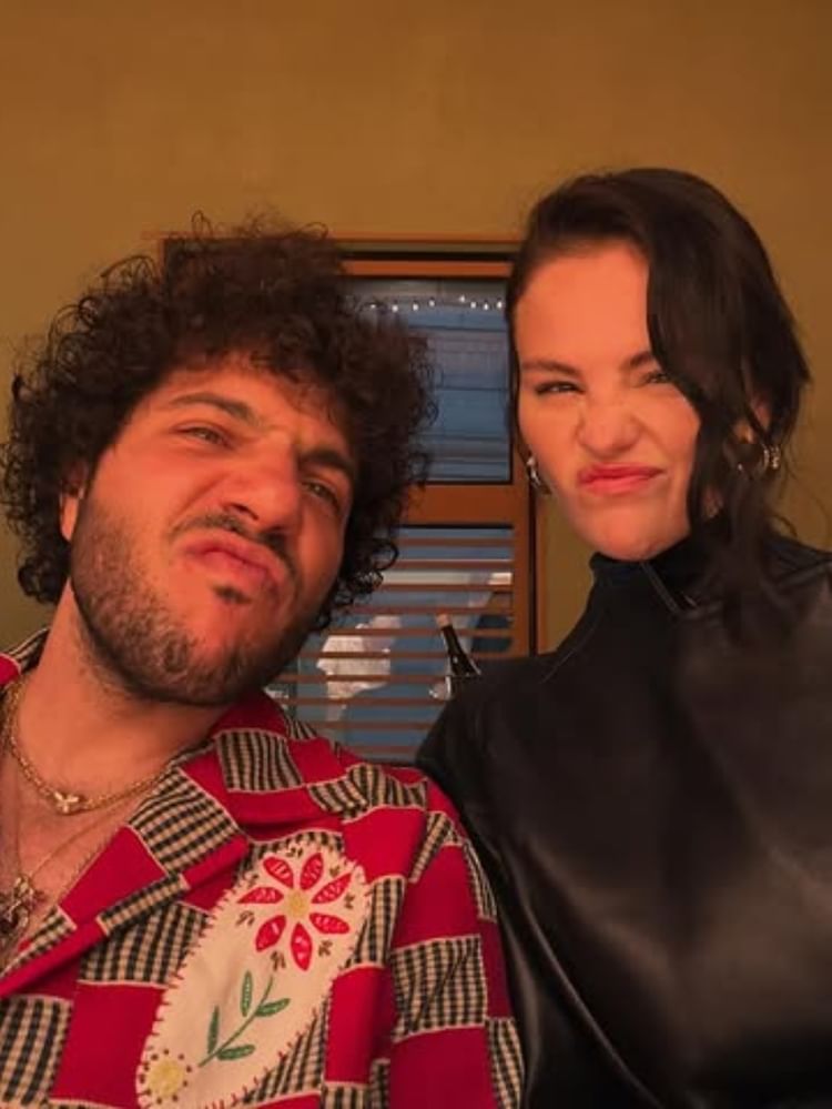 सेलेना गोमेज ने पति संग शेयर की क्यूट फोटो, दिखा मस्ती भरा अंदाज सेलेना गोमेज ने पति संग शेयर की क्यूट फोटो, दिखा मस्ती भरा अंदाज