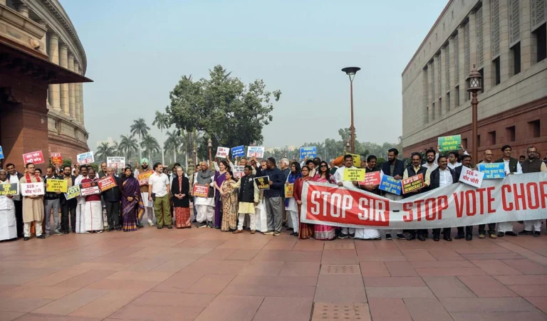 एसआईआर का विरोधः चिन्ता लोकतंत्र की या वोट बैंक की?